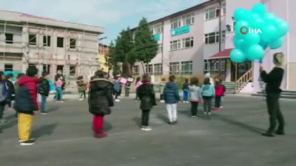 Otizmli çocuklar mavi balonları gökyüzü ile buluşturdu