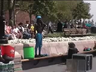 Un incroyable contorsionniste de rue