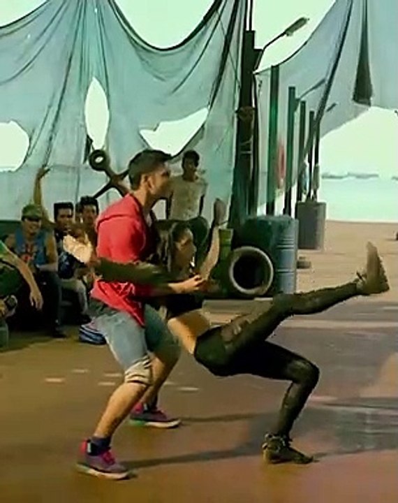 Ishq ye paa ke main tera nikhar jaon ri.