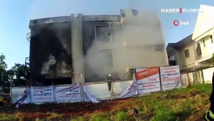 Yanan binanın çökme anı kamerada!