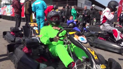 Tuzla’da ünlü radyocular karting ile stres attı