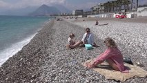 ANTALYA Konyaaltı Sahili kısıtlamadan muaf turistlere kaldı