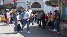 Kısıtlamada İstiklal Caddesi'nde yoğun kalabalık