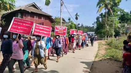 متظاهرون ينظمون مسيرات ضد الانقلاب في بورما