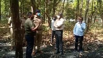 डी एम शैलेंद्र कुमार और एस पी विजय ढुल ने मैलानी के जंगल में बीते दिनों लगी आग की जगह का जायजा लिया