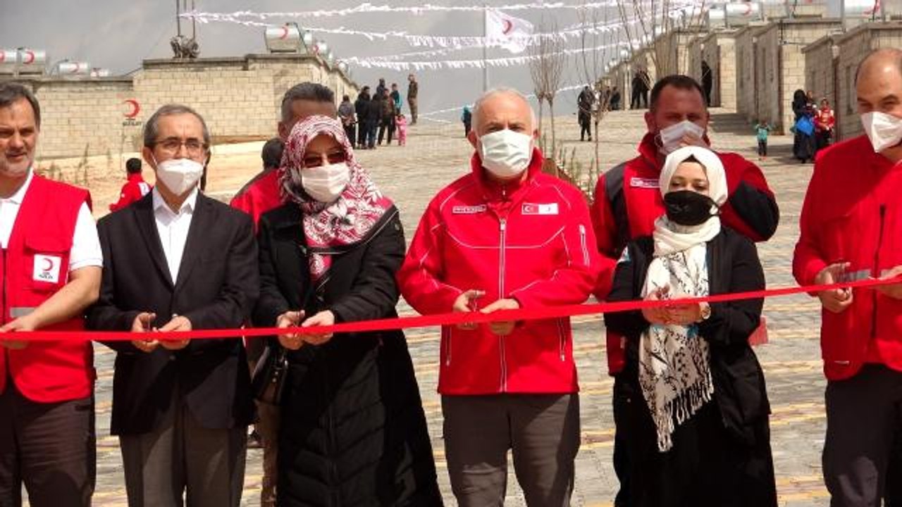 - Kızılay İdlib'de yapımını tamamladığı 748 briket evi ihtiyaç sahiplerine teslim etti- Kızılay Başkanı Kınık: "Toplam 300 ev yaklaşık 7 bin insana...