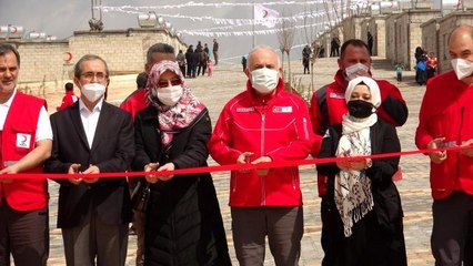 - Kızılay İdlib'de yapımını tamamladığı 748 briket evi ihtiyaç sahiplerine teslim etti- Kızılay Başkanı Kınık: "Toplam 300 ev yaklaşık 7 bin insana...