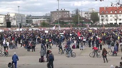 Corona-Protest in Stuttgart ohne Masken und Abstand
