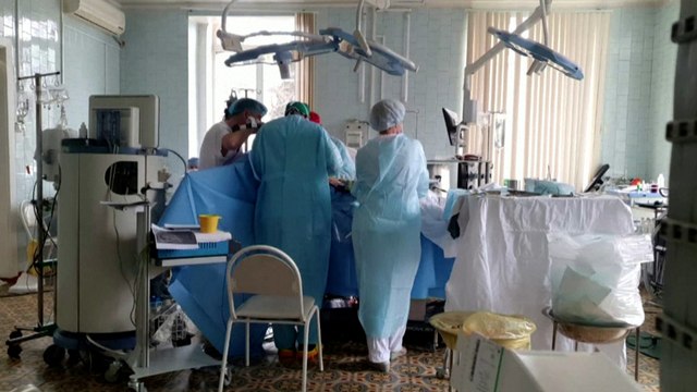 Russie : des chirurgiens opèrent à cœur ouvert un patient alors que leur clinique flambe