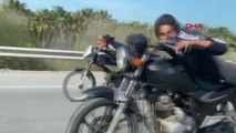 ANTALYA Motosikletli gençlerin tehlikeli sürüşü kamerada