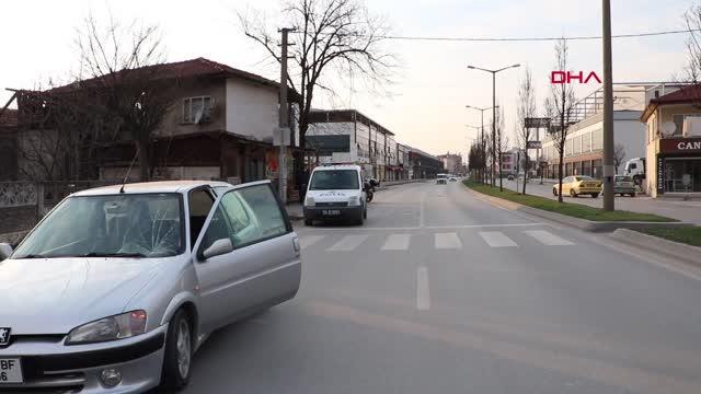 Otomobilin önüne atlayan kişi, 'Ben daha ölmedim mi' diyerek başka otomobilin önüne atladı