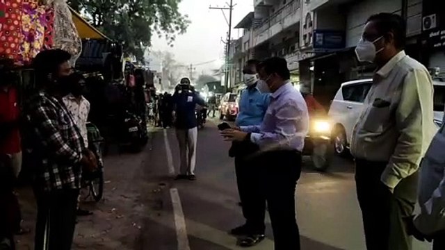 सड़क पर उतरे कलेक्टर, मास्क लगाने एवं सावधानी रखने की समझाईश दी