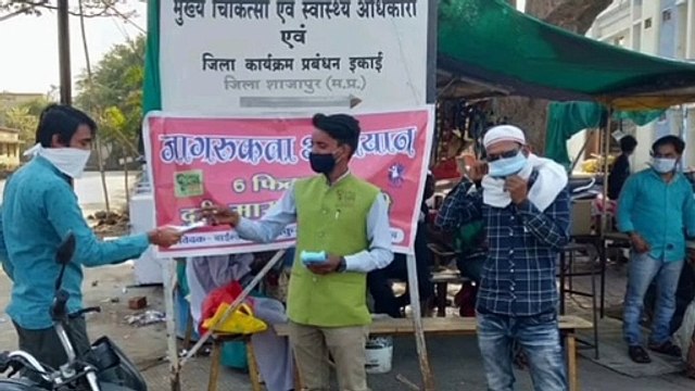 चाइल्ड लाइन की टीम ने बांटे मास्क, कोरोना से बचाव के लिए सुरक्षा का संदेश दिया।