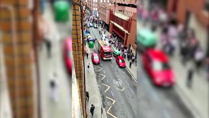 Aficionados del Athletic cruzan contenedores y la Ertzaintza interviene para disgregar a los miles de hinchas