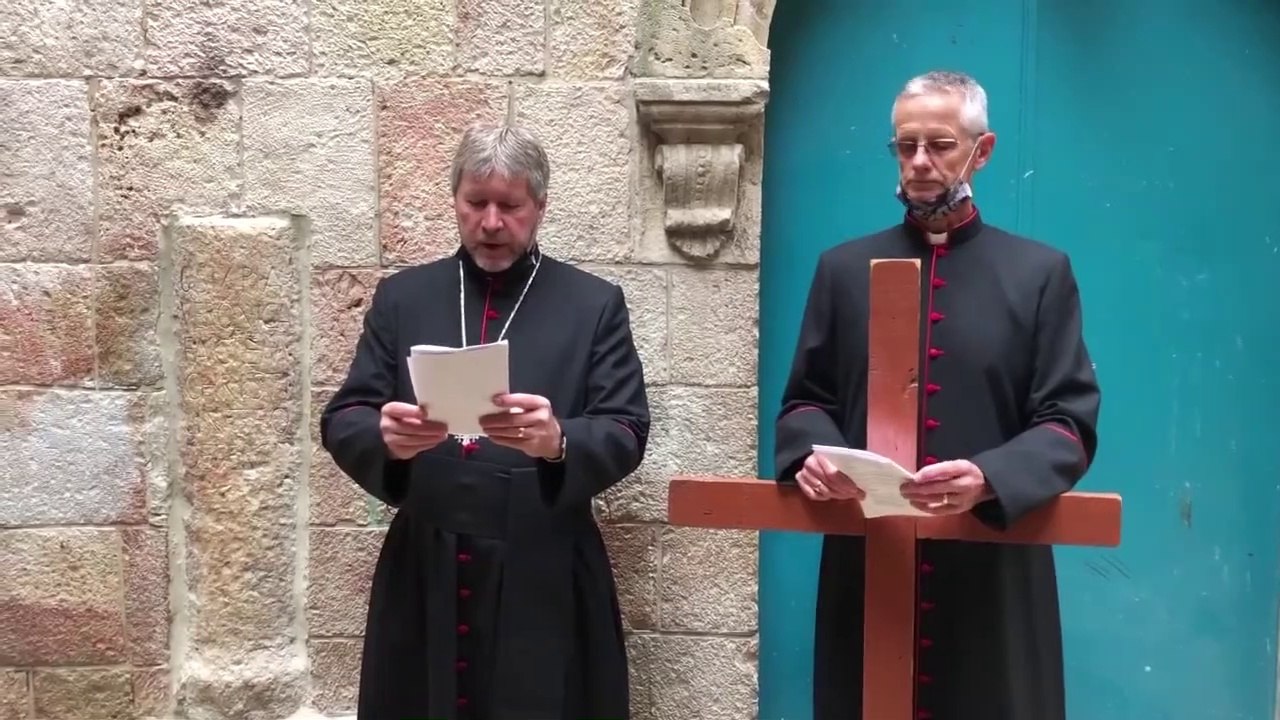 Stations of the Cross on the Via Dolorosa in Jerusalem, Israel | Saint George's College 2021  Chemin de croix sur la Via Dolorosa à Jérusalem, Israël | Collège Saint George 2021