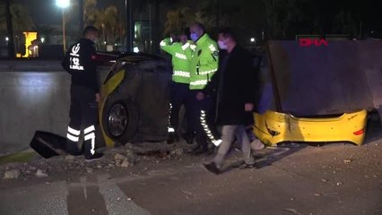 Otomobilin çarptığı taksi betonla toprak arasında asılı kaldı