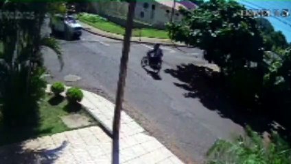 Vídeo mostra acidente entre moto e Jeep no Bairro Neva