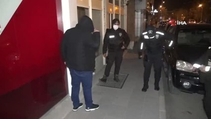 'Hasmım var' diyerek elindeki bıçağı vermeyince biber gazıyla etkisiz hale getirildi