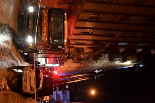 Mangal keyfi kötü bitti...Çatı katında çıkan yangın geceyi aydınlattı