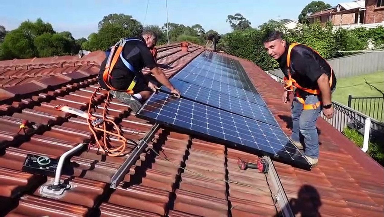 EEVblog 1385 - 8kW Home Solar Power System EXPANSION! - video Dailymotion