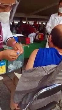 Voluntaria simula aplicar vacuna antiCOVID a adulto mayor; IMSS la retira del programa de vacunación