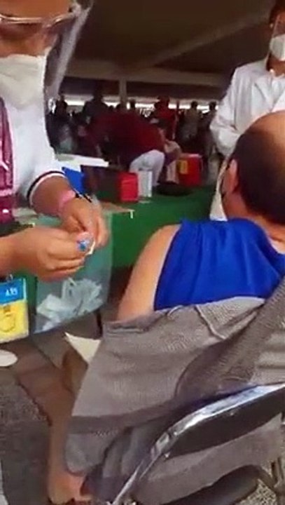 Voluntaria simula aplicar vacuna antiCOVID a adulto mayor; IMSS la retira del programa de vacunación