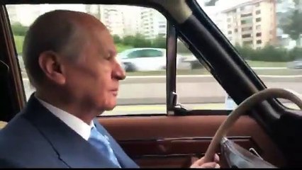 Devlet Bahçeli klasik otomobiliyle yollarda