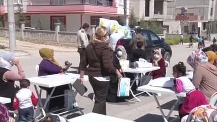 Kadınlar atölyeye çevirdikleri evlerinde çoraptan oyuncak üretiyor