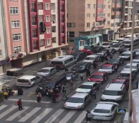 İSTANBUL'DA KISITLAMAYA RAĞMEN SOKAKTA DÜĞÜN EĞLENCESİ