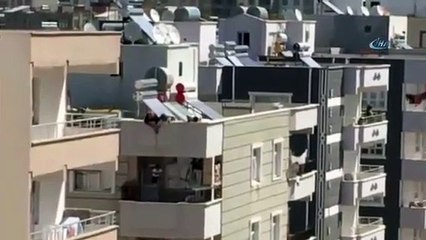 Korku dolu anlar! Küçük çocuğun beline ip bağlayıp...