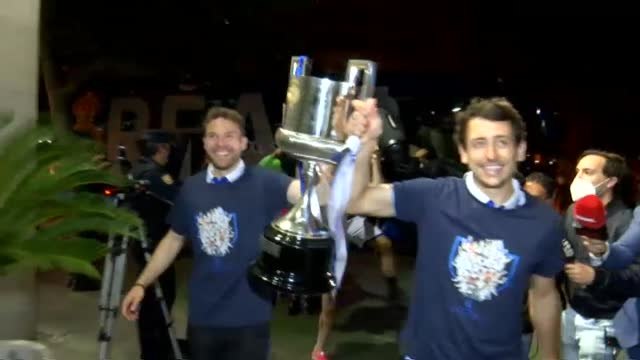 Los jugadores de la Real Sociedad festejan en el hotel su victoria en la Copa del Rey