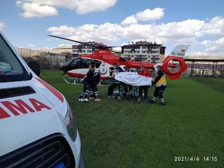 AMBULANS HELİKOPTER, YARALI İÇİN STADA İNDİ