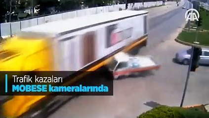 Trafik kazaları MOBESE kameralarına böyle yansıdı
