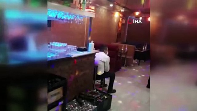 Eğlence mekanı baskınında 2 kişi tezgah dolabında ve koltuk kasasından çıktı