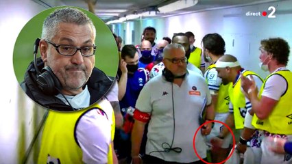 Christophe Urios se prend une main aux fesses par un joueur des Bristol Bears