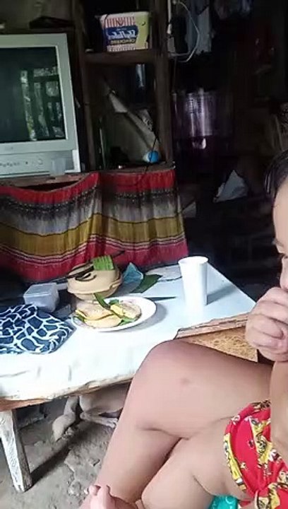 tuwang tuwa ang bata..