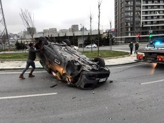 Küçükçekmece'de bir araç takla attı, sürücü ve yolcu kaza yerinden kaçtı