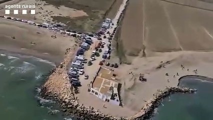 Imatges aèries del Delta de l'Ebre i de Montserrat amb grans aglomeracions de vehicles / ACN