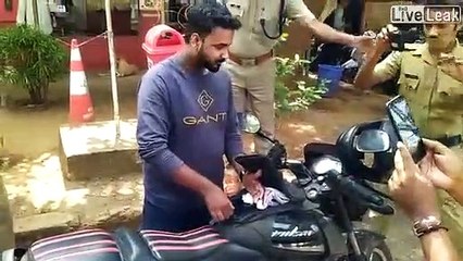 Regardez ce qu'il cache dans le reservoir de sa moto...