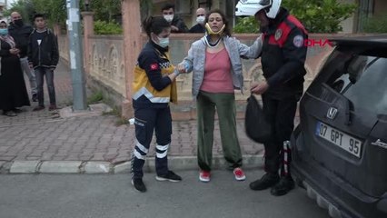 Balkon kapısını açmasına sinirlendiği annesini darbetti, erkek arkadaşını bıçakladı
