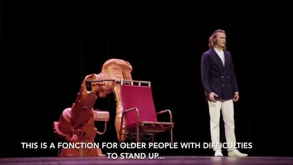 Un acrobate et une chaise contrôlée par un bras robotique