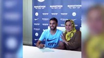 Manchester Cityli Mahrez'in imza törenine annesi damga vurdu
