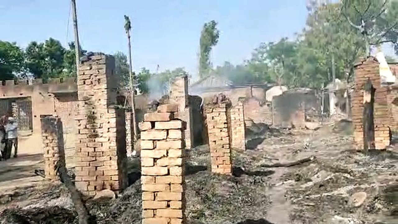 आग से छप्पर के 6 घर जले, पांच बकरियों की झुलस क...
