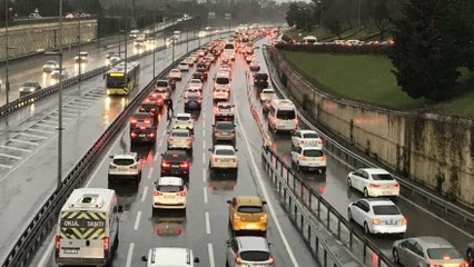 Скачать видео: 56 saatlik kısıtlama sonrası İstanbul’da trafik yoğunluğu