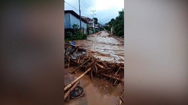 61 Jenazah Korban Banjir Bandang Pulau Adonara Sementara Disemayamkan di Sekolah