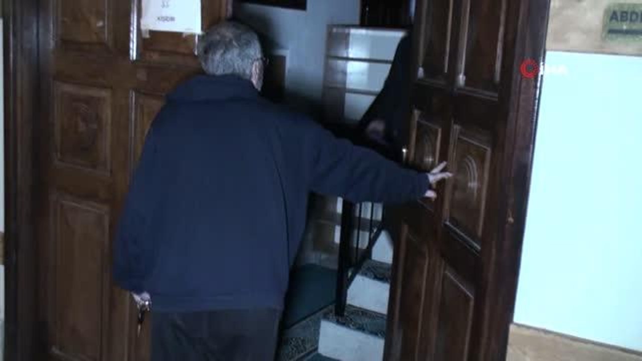 Namaz kılmak için gittiği camide mahsur kaldı