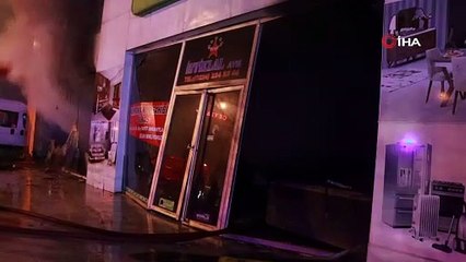 İki katlı mobilya atölyesi yandı