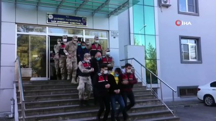 Eşiyle ilişki yaşayan adamın başını taşla ezip, ölmesini beklemiş