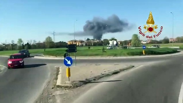 Vanzago (MI) - In fiamme il capannone di un ditta edile (03.04.21) (1)