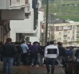 ARNAVUTKÖY'DE KISITLAMA GÜNÜNDE TAŞLI SOPALI KAVGA KAMERADA